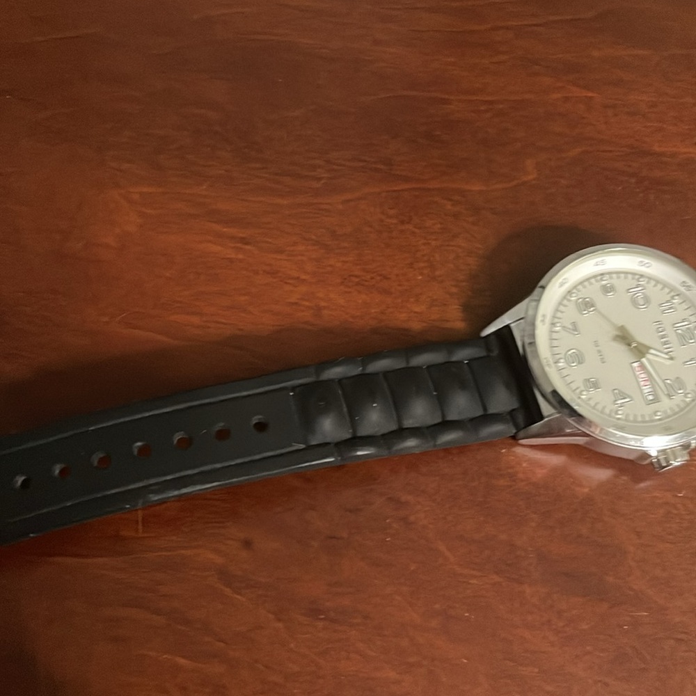 Fossil Watch With Silicone Strap - image 6